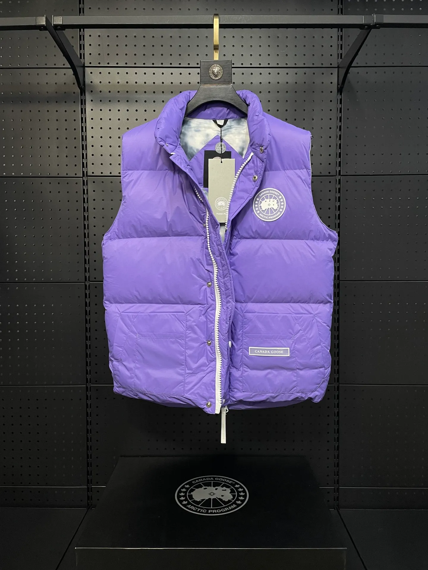 Canadagoose/ 21Ss ❗️ New Arrival“ Series” Canada Goose New Arrival“Northern Lights” ！ ， ， ！ ： 1⃣ 9500-100%nylon 2⃣ YKK ， 3⃣ 80% ，（zp 80% / 90% ） ： 1⃣ /9500-100%nylon 100% 100% , 、 ZP ， 。 2⃣ 80% ， （30 ） 。 。 ： ， 。 ， ， 。 Size:XS-2XL :Purple. . .Black.Royal Blue .Dark Blue